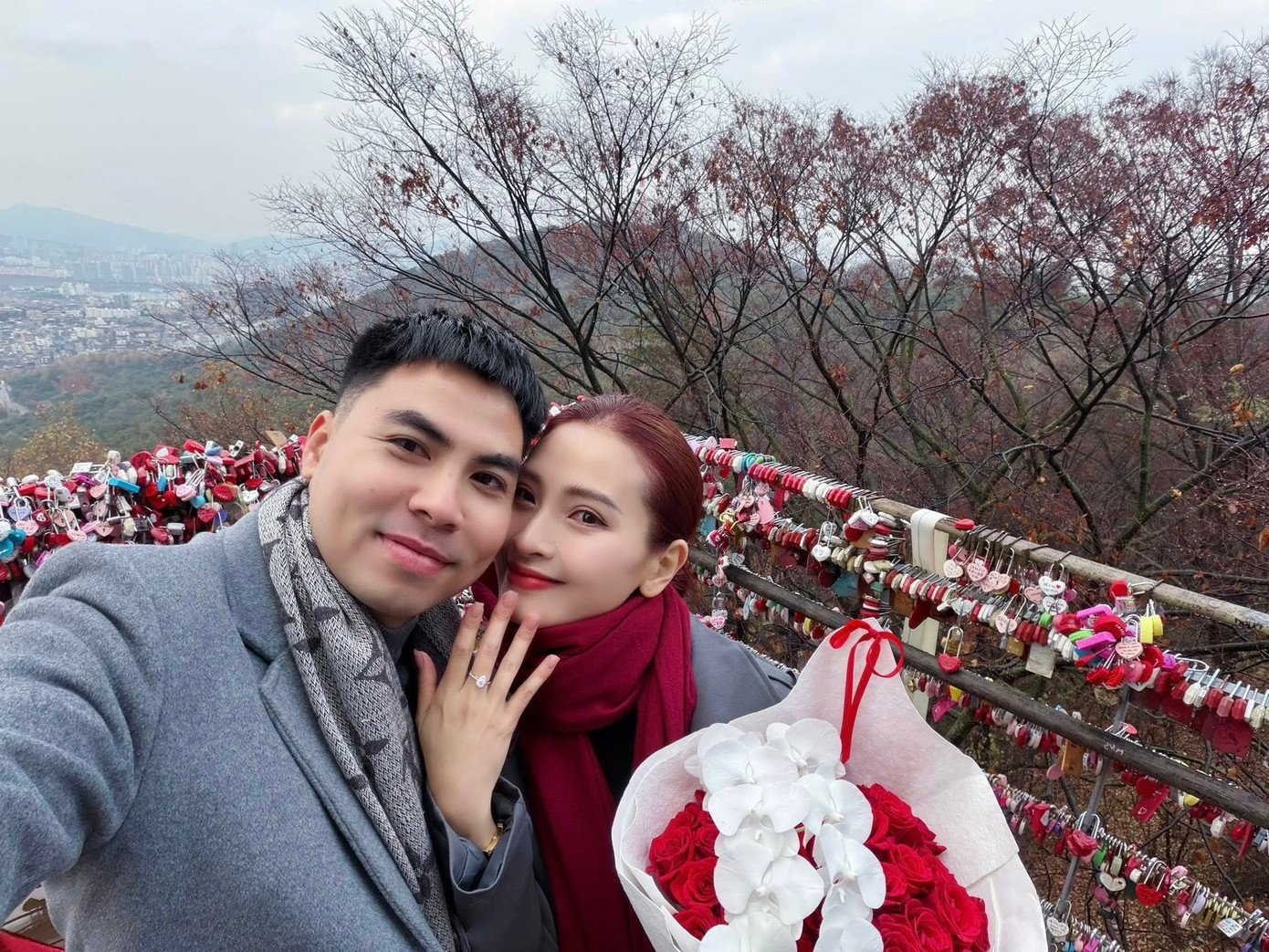 Khoảnh khắc MC Huyền Trang được Đức Huy cầu hôn.