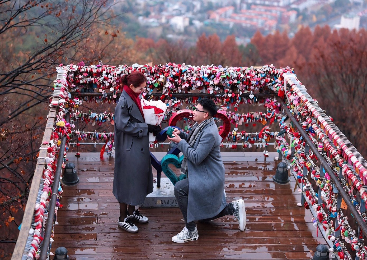 Khoảnh khắc MC Huyền Trang được Đức Huy cầu hôn.