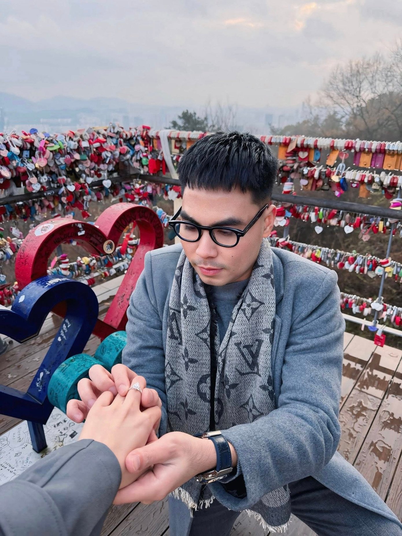 Khoảnh khắc MC Huyền Trang được Đức Huy cầu hôn.