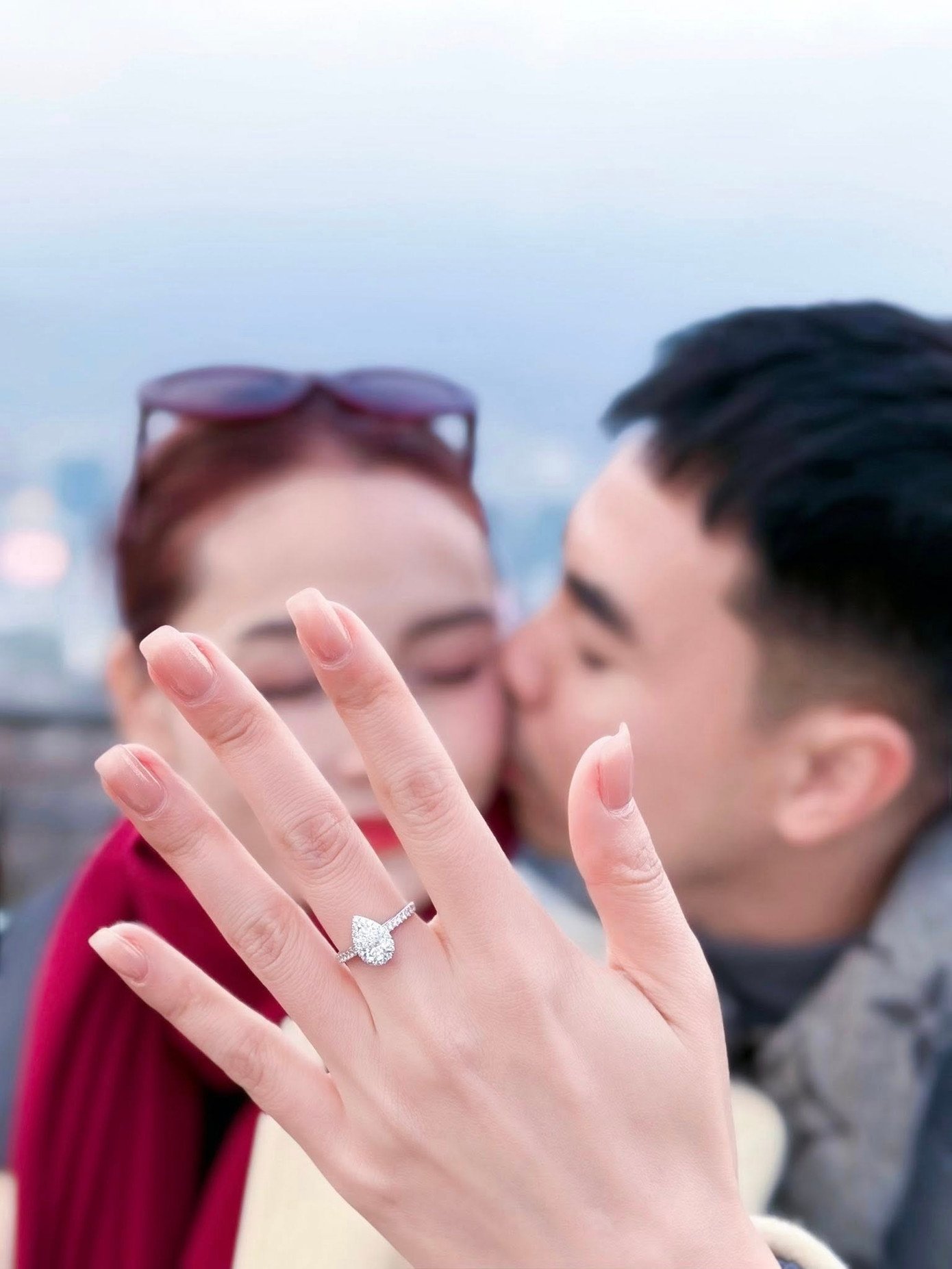 Khoảnh khắc MC Huyền Trang được Đức Huy cầu hôn.