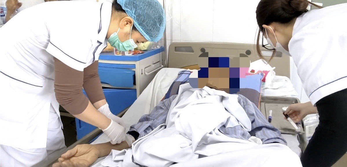 Người đàn ông ở Hà Nội phát hiện giang mai sau khi có dấu hiệu mờ mắt. 