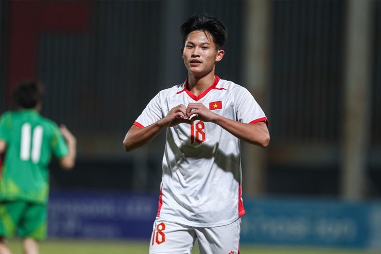 Đình Vỹ ăn mừng