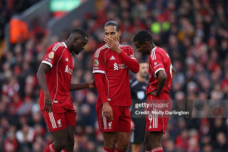 Liverpool gặp nhiều vấn đề ở hàng phòng ngự