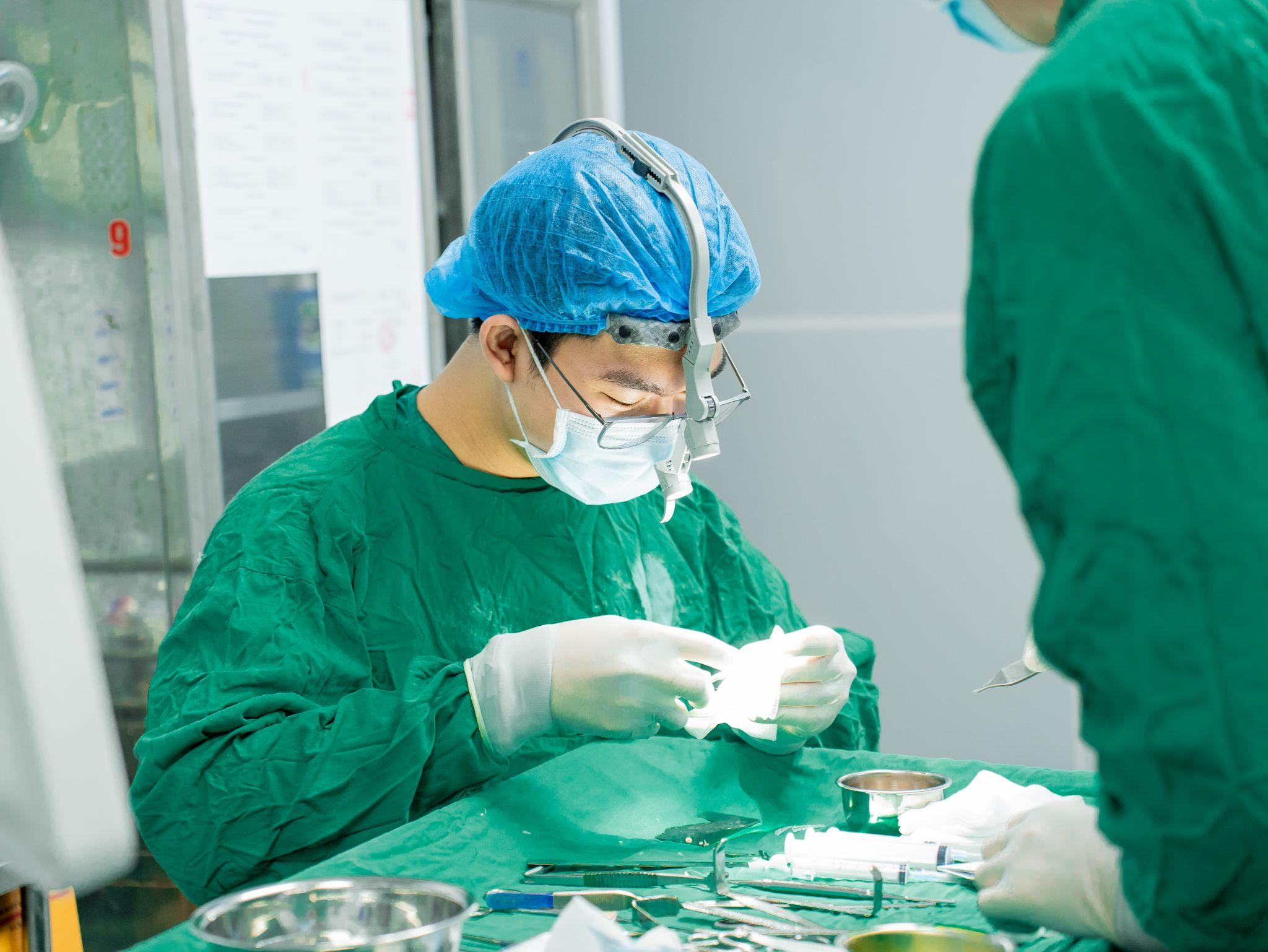 Tái sinh nhan sắc cho cô gái không có sống mũi - 2