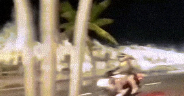 Bão 15 chưa vào, sóng lớn đã tràn lên đường biể...