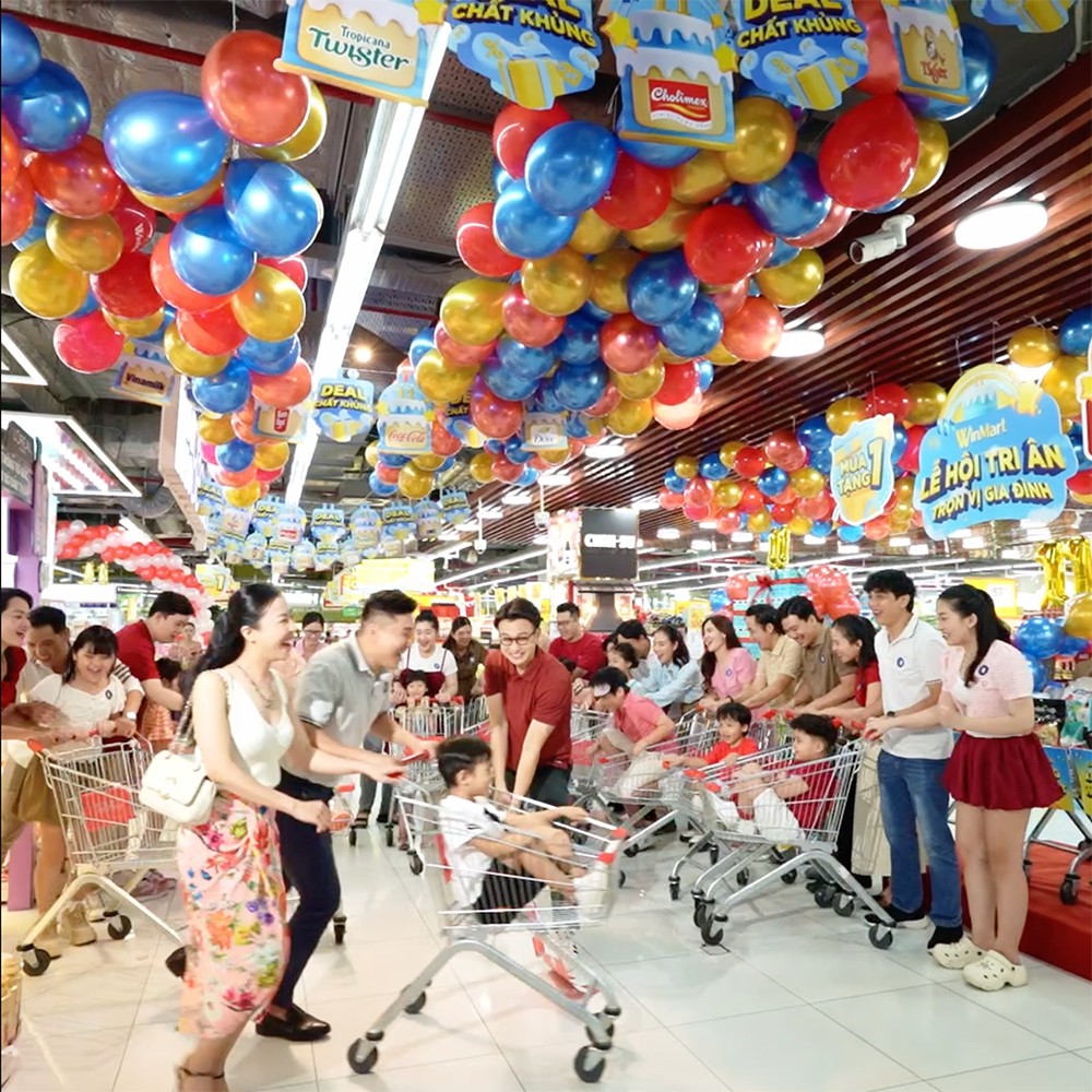 Tại “Cuộc đua mua sắm”, WinMart mang đến 11 deal hấp dẫn nhất làm phần thưởng cho 11 thử thách liên tiếp. Trong thời gian giới hạn, các đội chơi phải hoàn thành các thử thách mua sắm Ban tổ chức đưa ra. Đội nào cán đích đầu tiên và đáp ứng đúng yêu cầu sẽ nhận ngay phần thưởng của vòng thi. Không khí thi đua đầy hứng khởi lan tỏa khắp siêu thị.