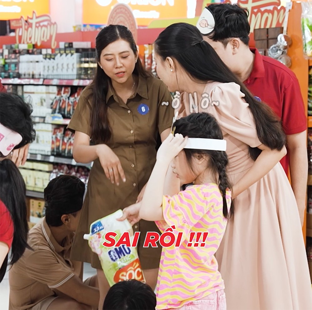 Sự nhiệt tình của các đội chơi khiến không khí càng thêm rộn ràng. Nhiều khách mua sắm ban đầu chỉ dừng lại xem vì tò mò, sau đó đã ở lại đến cuối cuộc thi, cười theo từng pha “nhầm nhưng vui” của các gia đình.