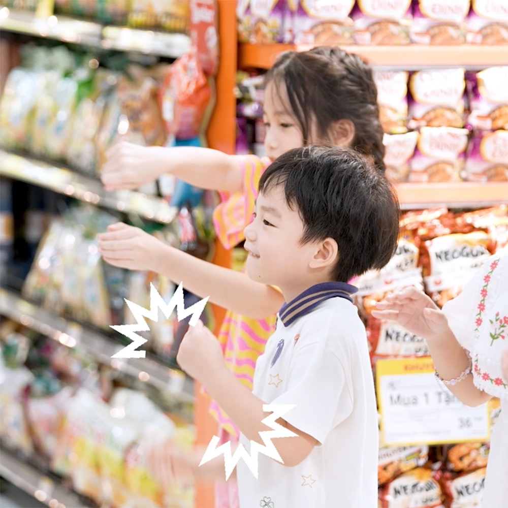 Những bước chạy nhỏ xíu, những cái vẫy tay cổ vũ và biểu cảm dễ thương trong cuộc thi khiến không khí trở nên đầy năng lượng. Khoảnh khắc ăn mừng chiến thắng cực chất khi các gia đình hoàn thành thử thách và nhận về loạt deal cực chất cực hời, làm nên không khí phấn khởi lan khắp siêu thị.