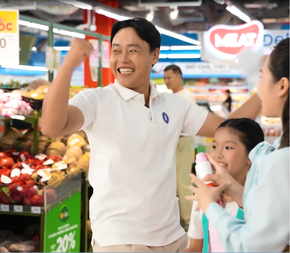 “Đường đua” mua sắm ngập tràn những khoảnh khắc đáng yêu và hài hước. 11 gia đình hợp sức để cùng nhau rinh về những “deal” hấp dẫn nhất, mang đến những khoảnh khắc sôi nổi và tràn ngập tiếng cười. 