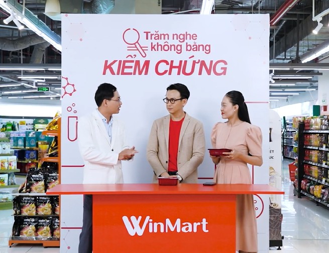 Không chỉ mang đến những khoảnh khắc sôi nổi tại “Cuộc đua mua sắm”, Workshop “Kiểm chứng chất lượng thực phẩm tươi sống WinMart” cũng thu hút sự quan tâm của nhiều gia đình. Thông qua chia sẻ từ chuyên gia dinh dưỡng – Thạc sĩ, Bác sĩ Đặng Ngọc Hùng, Viện trưởng Viện Nghiên cứu và Tư vấn Dinh dưỡng, khách hàng được trang bị thêm kiến thức nhận diện thịt, rau đạt chuẩn VietGAP, GlobalGAP, cũng như hiểu rõ hơn về thịt ủ mát MEATDeli được sản xuất theo công nghệ thịt mát châu Âu. Chỉ với thao tác quét mã QR trên bao bì, người tiêu dùng có thể xem ngay thông tin về vùng trồng, trang trại và quy trình sản xuất của từng sản phẩm.