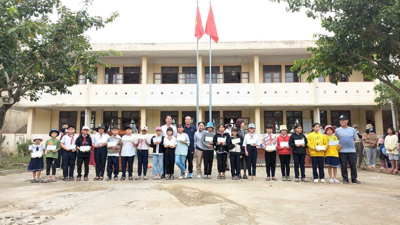 Tỉnh Đoàn Đắk Lắk và Hệ thống Giáo dục ATY thăm và tặng quà cho người dân, học sinh, thiếu nhi.