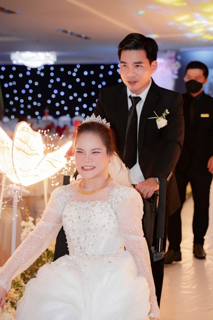 Khoảnh khắc chú rể đẩy xe lăn, đưa cô dâu vào lễ đường 