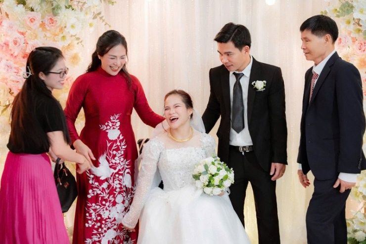 Cặp đôi nhận được sự chúc phúc của hai bên gia đình 