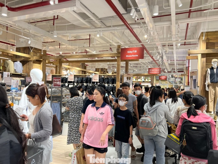 Dòng người len lỏi chật kín lối đi