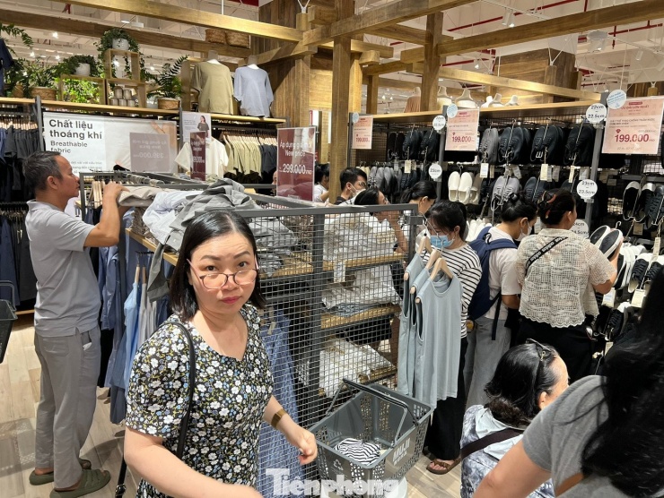 Tối muộn ngày 28/11, nhiều trung tâm thương mại ở TPHCM như Vincom, Takashimaya, Aeon mall... tấp nập người dân đến mua sắm thời trang giảm giá đúng ngày Black Friday