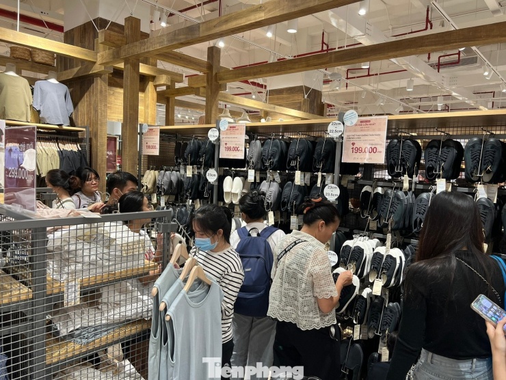 Những món hàng hiệu khuyến mãi lên tới 50 - 70%, giá chỉ còn vài trăm nghìn đồng/sản phẩm