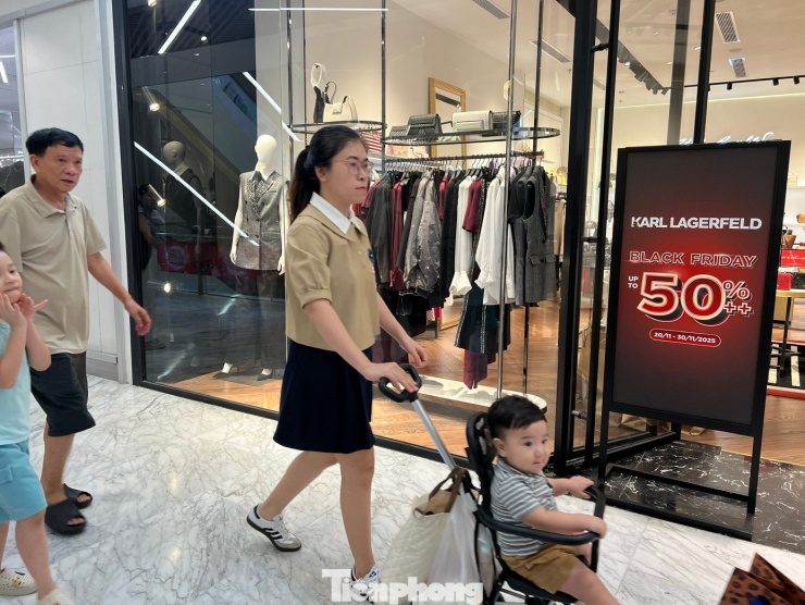 Black Friday (ngày thứ Sáu đen tối) là ngày mua sắm lớn xuất phát từ Mỹ, diễn ra vào thứ Sáu ngay sau Lễ Tạ ơn, thường rơi vào cuối tháng 11. Đây được xem là thời điểm mở màn cho mùa mua sắm cuối năm ở nhiều quốc gia. Từ khoảng một thập kỷ trở lại đây, Black Friday lan rộng ra nhiều quốc gia châu Á, trong đó có Việt Nam. Đây được xem là sự kiện kích cầu quan trọng cho cả mua sắm tại cửa hàng và thương mại điện tử.