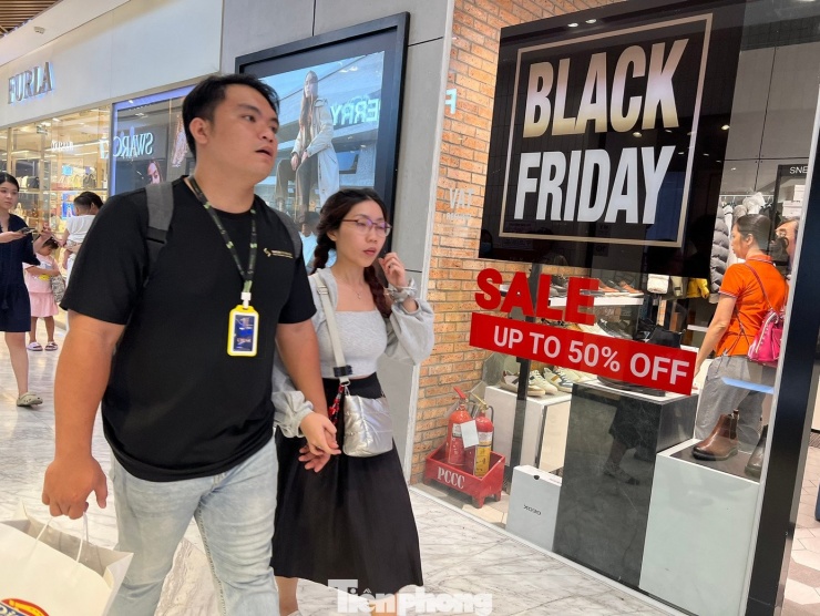 Càng về đêm, tín đồ săn sale Black Friday càng đông - 4