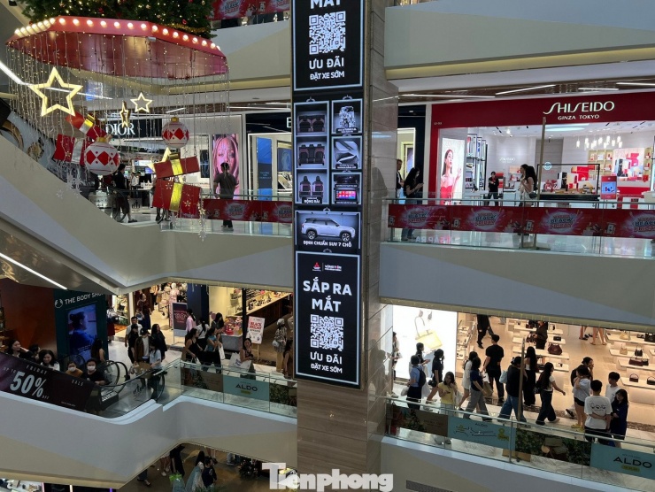 Càng về đêm, tín đồ săn sale Black Friday càng đông - 9