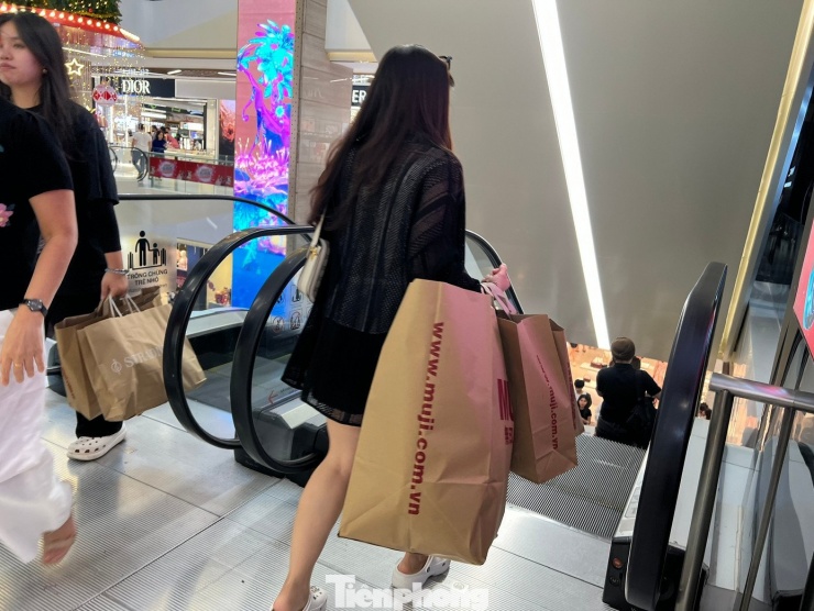 Những mặt hàng thời trang đều giảm giá hấp dẫn, các tín đồ săn sale tha hồ mua sắm trĩu tay