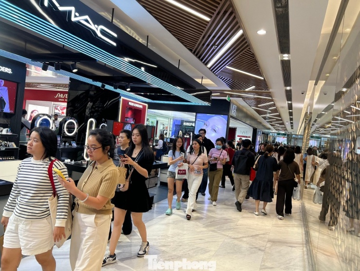 Các quầy hàng treo băng rôn giảm giá đỏ rực, tấp nập khách hàng đến mua sắm. "Black Friday rơi đúng ngày thứ Sáu, tôi vẫn còn đi làm nên buổi tối tranh thủ đi mua sắm dịp giảm giá hấp dẫn này" - chị Hương Trà (ngụ phường Thủ Đức) cho biết.