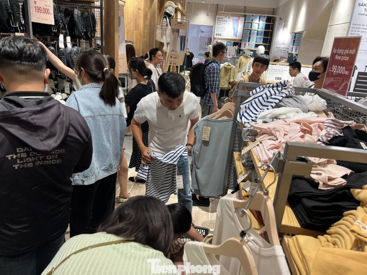 Càng về đêm, tín đồ săn sale Black Friday càng đông - 12