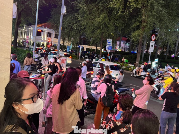 Càng về đêm, tín đồ săn sale Black Friday càng đông - 16