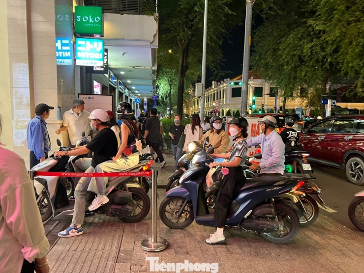 Lượng khách quá đông, bảo vệ phải tạm ngưng nhận thêm. Nhiều người vật vã tìm chỗ gửi xe để vào được săn hàng giảm giá. Theo các chủ shop, Black Friday sẽ kéo dài đến hết tháng 11, do đó họ kỳ vọng trong hai ngày cuối tuần lượng khách sẽ đến đông hơn