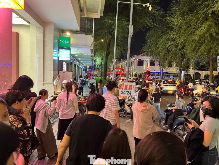 Càng về đêm, tín đồ săn sale Black Friday càng đông - 15