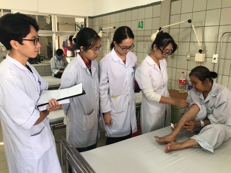 Thực hành là yêu cầu sống còn đối với sinh viên ngành y. Ảnh: HOA BAN