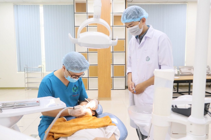 Sinh viên đang được quan sát bác sĩ khám chữa bệnh