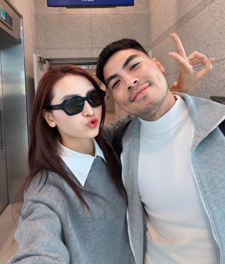 MC Huyền Trang sinh năm 1993, hơn Đức Huy 2 tuổi. Tên tuổi của cô gắn liền với: Bữa trưa vui vẻ, Cuộc hẹn cuối tuần, Trời sinh một cặp. Năm nay, cô còn đảm nhiệm vị trí MC tại một điểm cầu của chương trình Đường Lên Đỉnh Olympia.