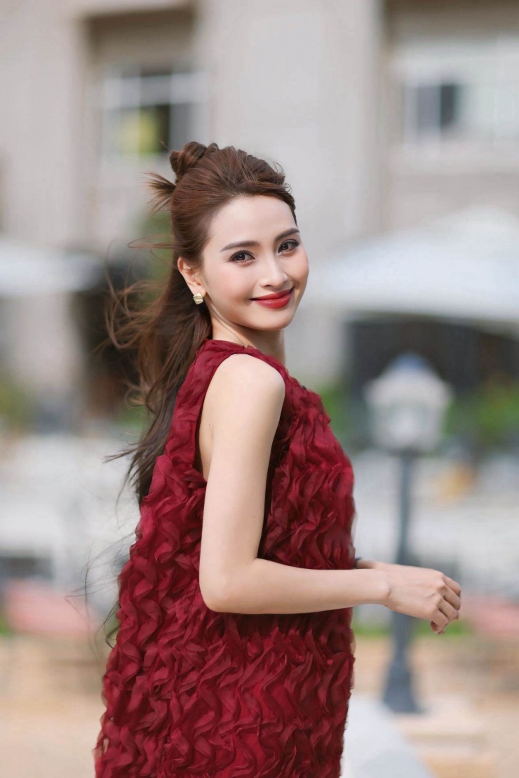 Thường xuyên xuất hiện trước công chúng, Huyền Trang không ngại thử sức với nhiều phong cách thời trang khác nhau. Cô ghi điểm với cả tạo hình trẻ trung, năng động và trang phục quyến rũ, đằm thắm.