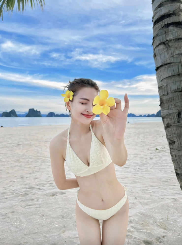 Bên cạnh sở thích với váy áo hàng hiệu, nàng WAG này cũng không ngại chia sẻ hình ảnh diện bikini trong các chuyến du lịch, nghỉ dưỡng bên bãi biển. Cô khéo léo khoe làn da trắng sáng và vóc dáng lý tưởng ở tuổi 32. Hình ảnh gợi cảm và quyến rũ của nữ MC thu hút lượng tương tác lớn.