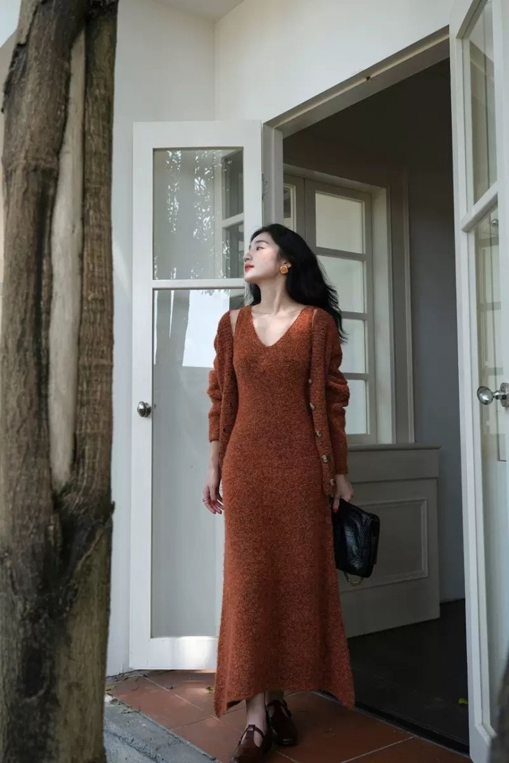 Nếu tự tin với hình thể, bạn có thể chọn váy len chữ A khoét cổ sâu đi kèm áo khoác đồng điệu, vì cách mặc này làm lộ đường cong. Thêm khuyên tai kiểu cách và giày búp bê, bạn đã có bộ cánh đi làm thanh lịch.