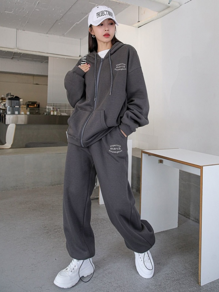 Tám năm nay, tracksuit của thập niên 1980, 2000 hot trở lại. Các Gen Z và dân văn phòng yêu thích những bộ đồ thể thao này vì tiện lợi, thoải mái và toát lên sức sống. Bạn có thể kết hợp chúng với mũ lưỡi trai hoặc băng đô thể thao, sneakers.