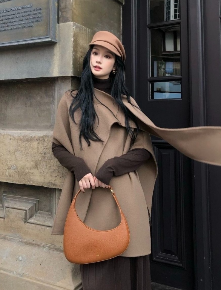 Rộ lên từ năm 2023, mốt "giàu ngầm" tiếp tục được nhiều người trẻ ưa thích trong mùa lạnh năm nay. Các thiết kế đi theo phong cách "sang trọng thầm lặng" thường mang phom dáng tinh gọn, cắt cúp chuẩn, chất liệu và đường may tốt, tông màu trung tính, ít hoặc không logo. Điều này giúp thiết kế không lỗi mốt, ứng dụng cao.