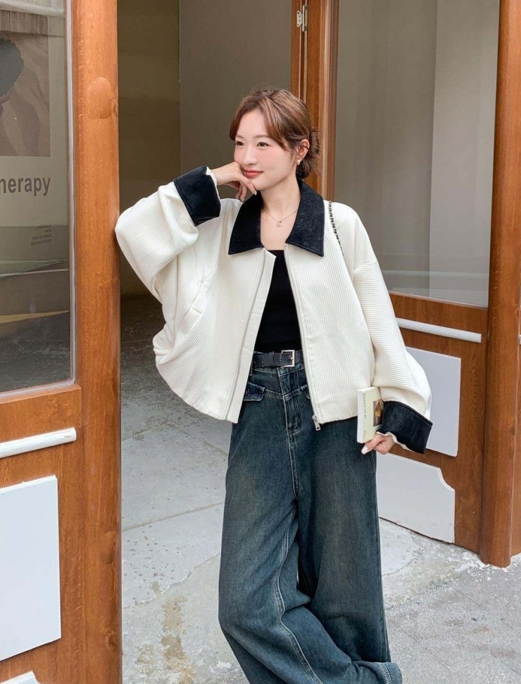 Áo khoác Harrington là một trong những điểm mới được các hãng thời trang bình dân lăng xê mạnh dịp cuối năm nay. Đặc trưng của kiểu áo này là đường nét tối giản, ngắn ngang hông hoặc eo, tạo sự gọn gàng và dễ phối đồ. Với vẻ thanh lịch nhưng vẫn ngầu, chúng được giới trẻ Việt ưa chuộng. Bạn có thể phối cùng quần jeans, quần Tây, sơ mi trong nhiều hoàn cảnh.