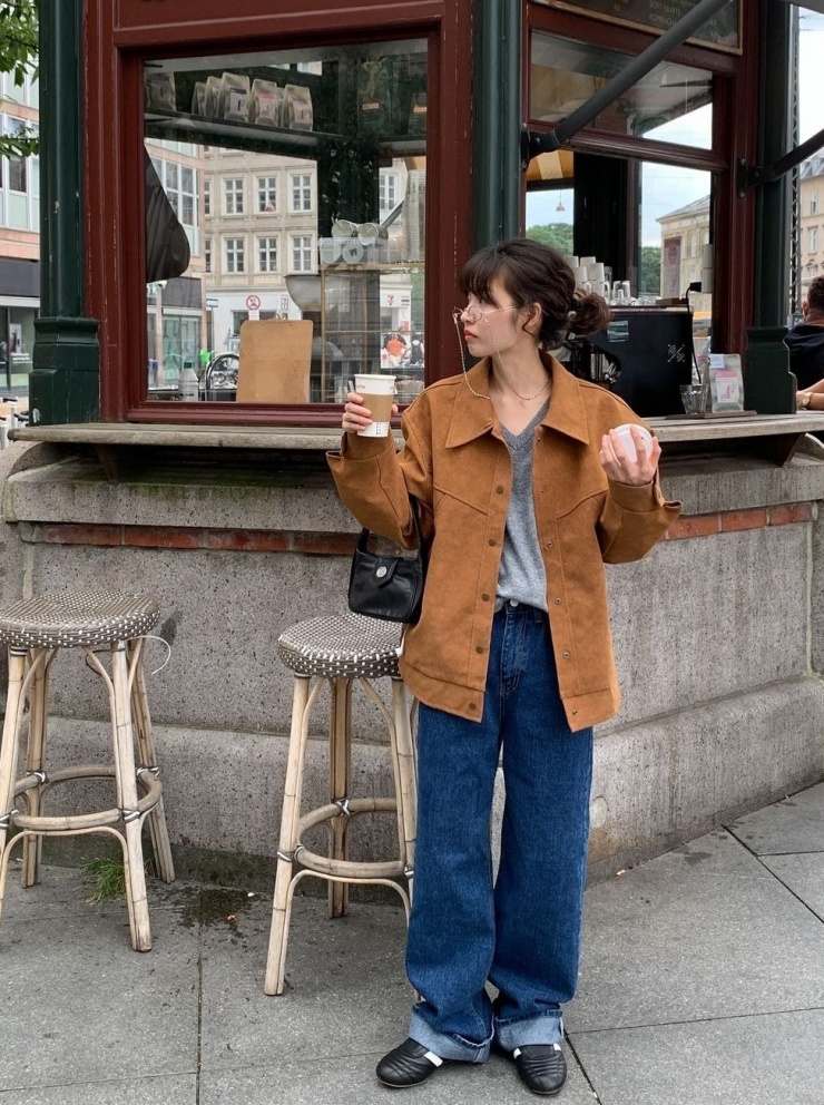 Trên các nền tảng xã hội một tháng qua, nhiều bạn chia sẻ phong cách với áo khoác da lộn mang hơi thở miền Viễn Tây. Kiểu áo này có bề mặt mềm, mịn như nhung, tạo cảm giác ấm áp và sang trọng tự nhiên. Chất liệu này có khả năng giữ nhiệt tốt, phù hợp cho thời tiết se lạnh và mùa thu đông.