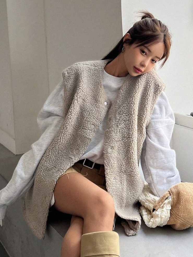 Nhiều bạn còn lăng xê áo gilet lông - mốt từng bị chê xấu của thập niên 2000, thường kết hợp quần legging hoặc quần shorts.