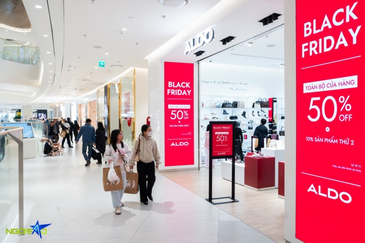 Chi chục triệu đồng săn hàng hiệu dịp Black Friday - 2