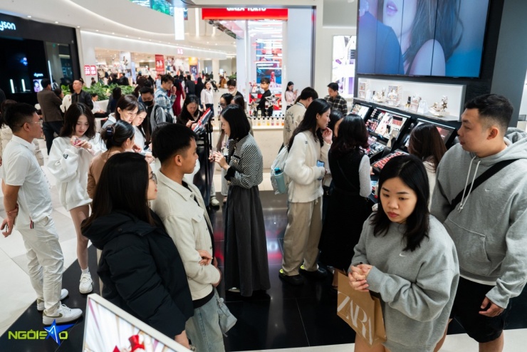 Chi chục triệu đồng săn hàng hiệu dịp Black Friday - 4