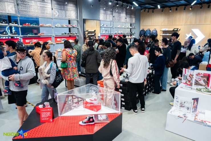 Chi chục triệu đồng săn hàng hiệu dịp Black Friday - 6