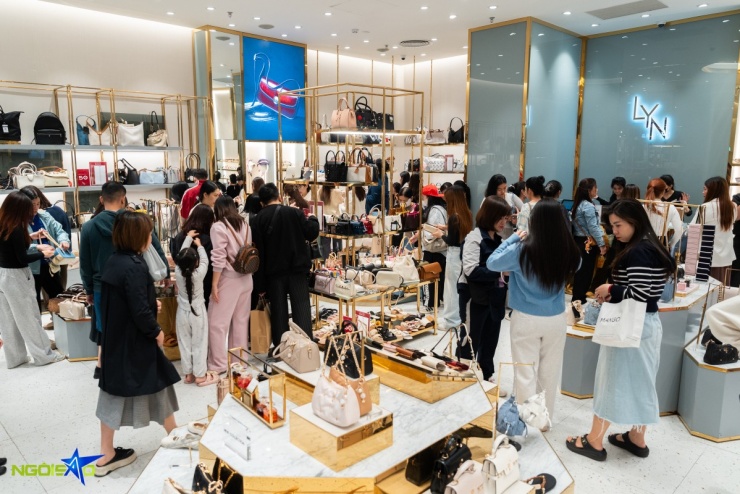 Chi chục triệu đồng săn hàng hiệu dịp Black Friday - 10