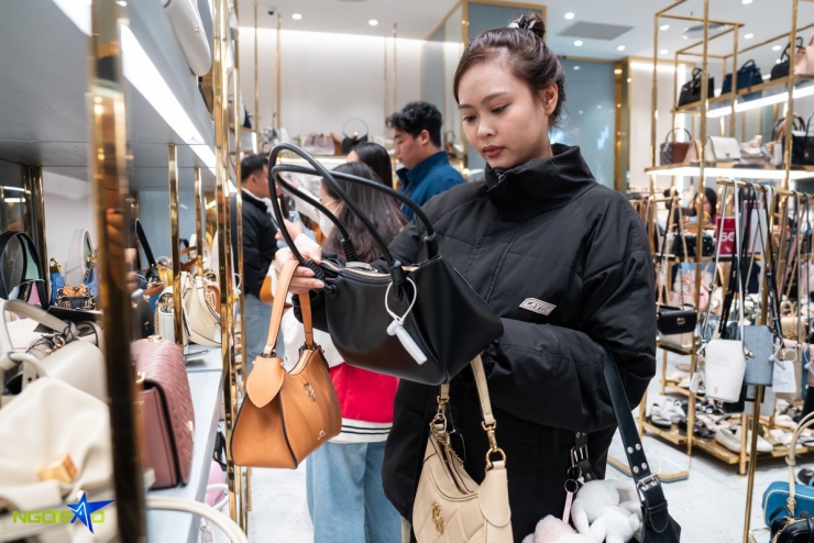 Chi chục triệu đồng săn hàng hiệu dịp Black Friday - 11