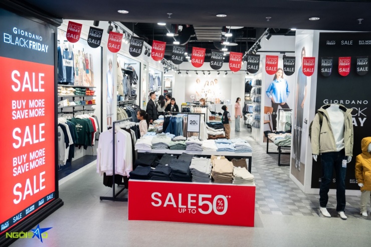 Chi chục triệu đồng săn hàng hiệu dịp Black Friday - 14