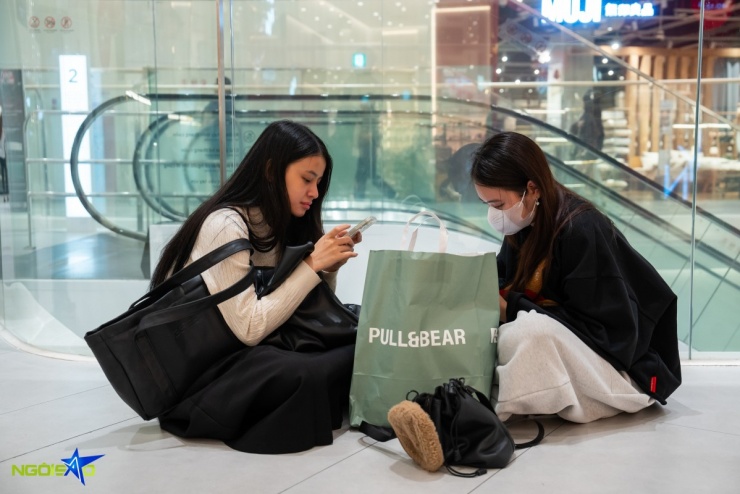 Chi chục triệu đồng săn hàng hiệu dịp Black Friday - 13