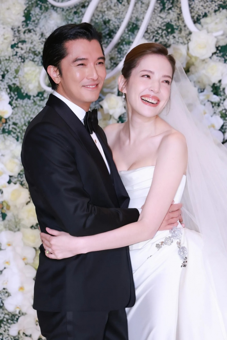 Theo Vogue Taiwan, hôn lễ diễn ra tại khách sạn ở Đài Bắc tối 28/11. Cặp sao đăng ký kết hôn năm 2021, có con trai 4 tháng tuổi, vợ chồng đưa con đến hôn lễ nhưng không công khai hình em bé.