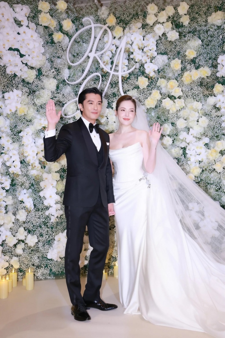 Hứa Vỹ Ninh nói điều Khưu Trạch làm cô cảm động nhất là chồng coi việc của người thân cô như việc của anh, dốc lòng giúp đỡ. Người đẹp thổ lộ với bạn đời: "Em yêu thời gian ở bên anh, em thích cách anh luôn nắm tay em khi mình đi bất cứ đâu, thích ánh mắt anh nhìn em, thích những lúc mình cùng trò chuyện cùng nấu ăn. Ở bên anh đều là những giờ phút đẹp đẽ".