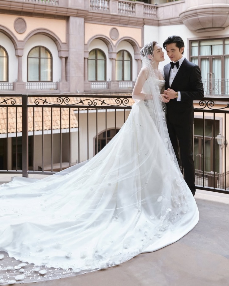 Cô dâu mặc đầm cưới của nhà mốt Nicole + Felicia.